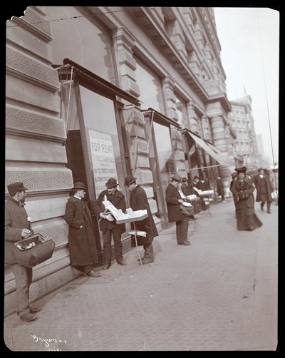 Ansicht von Händlern, die Spielzeug und andere Artikel vor dem Fuller oder Flatiron Building an der Broadway, 5th Avenue und 23rd Street, New York, um 1895 verkaufen von Byron Company